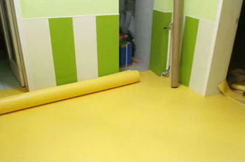 濟南塑膠地板淺談?wù)衬z劑施工要點
